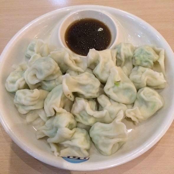 煮饺子时，老伴他外甥突然上门了！突然听到有敲门声！我去开门时，看见老伴他外甥