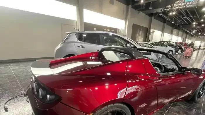 国外街拍的第一代特斯拉RoadsterSport