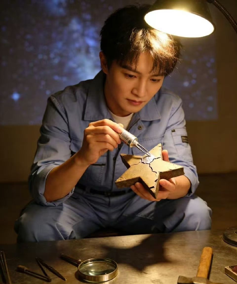 舞狮来了也得逗一逗周深遇到周深这么可爱的小男孩，舞狮看了也得逗一逗这个小猫咪吧，