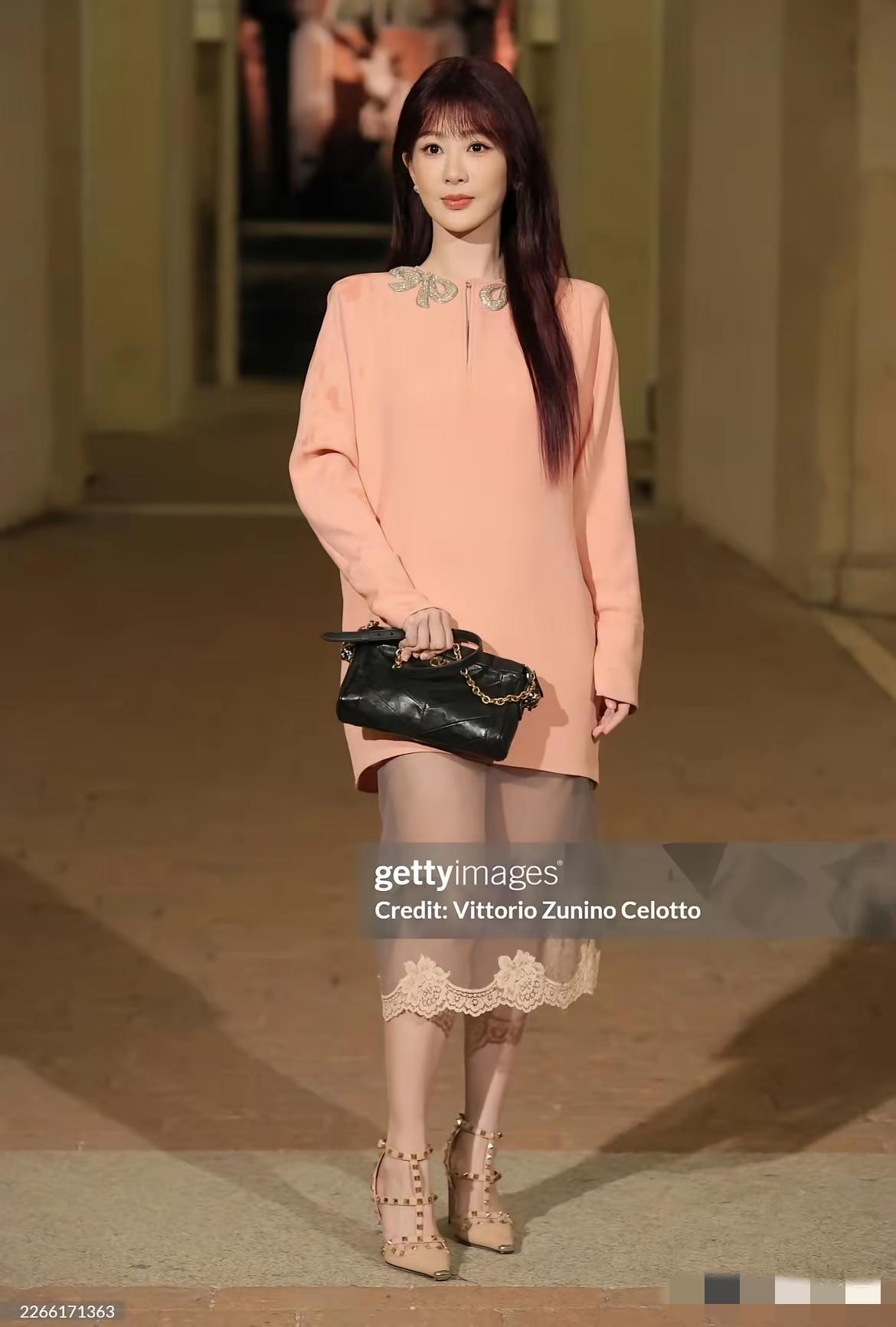 这姐们……，把她直接一搬，搬到蜡像馆大门前，肯定很多游客去合照，而且大伙会盛赞…