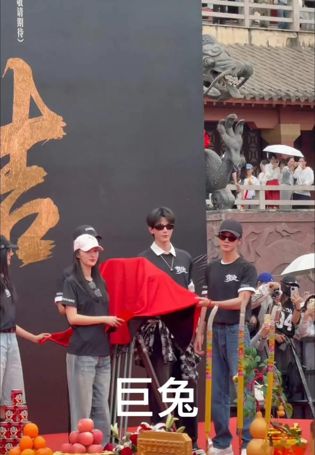 王楚然简直就是一个身高参照物，男明星瞬间都不高了