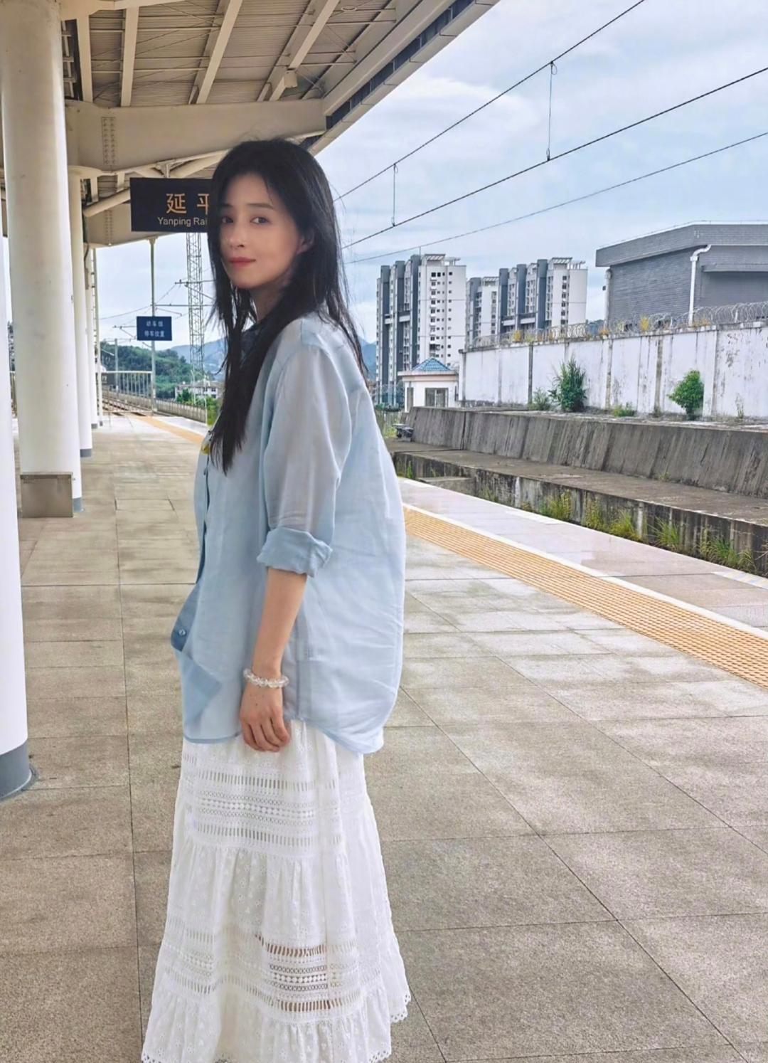 蒋欣现身福建南平火车站，穿衣打扮好漂亮，身材太瘦了，整个人好轻盈。自从减肥之后，