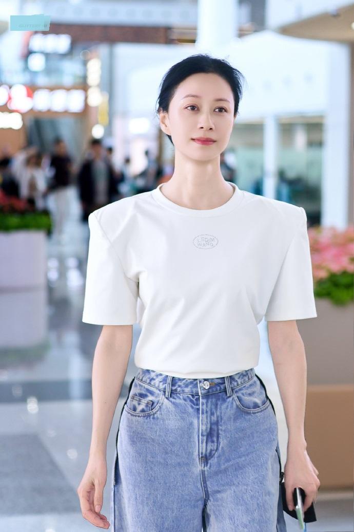 近日倪虹洁现身厦门机场，她这回搭配的很有清新时尚感，也显得好年轻。倪虹洁上身