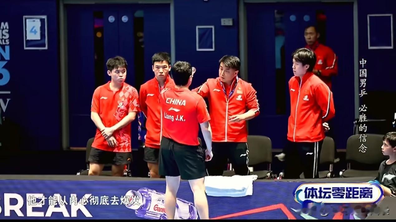 王皓在央视记者采访时说：梁靖崑是属于，对手给他很大的压力，他承受不住时，才开始反