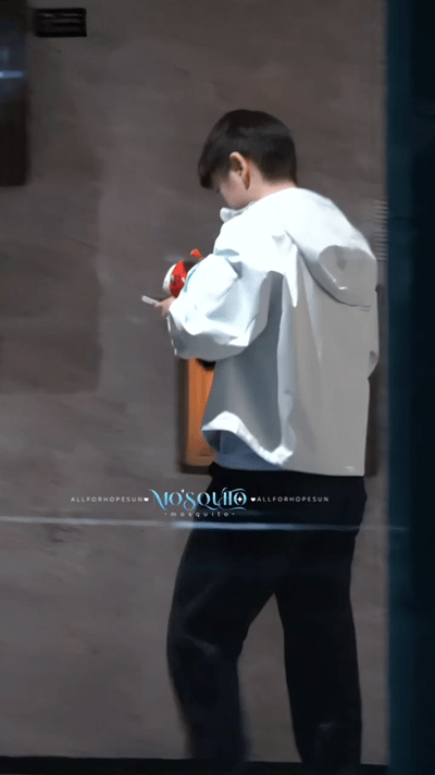 3.9日，莎莎晚宴结束，抱着一个小玩偶回房间了。莎莎衣服搭配的很好，简洁又利