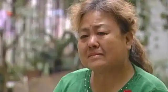武汉一男孩意外身亡，母亲将孩子生前使用的手机放进棺木随他下葬。半年来母亲天天跑营