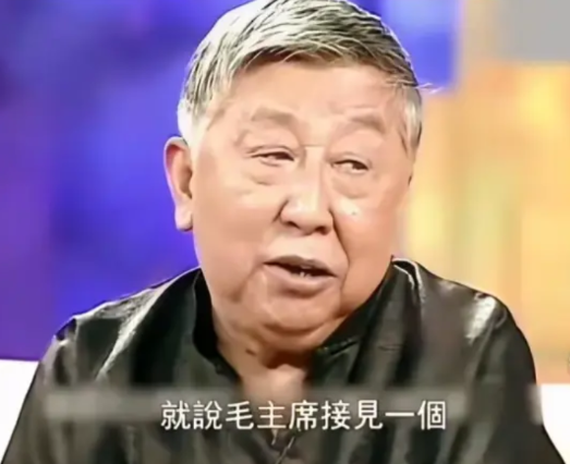 鲁豫在一次采访著名老艺术家严顺开时，身体朝向南方、脸朝着北方，一副漫不经心的模样