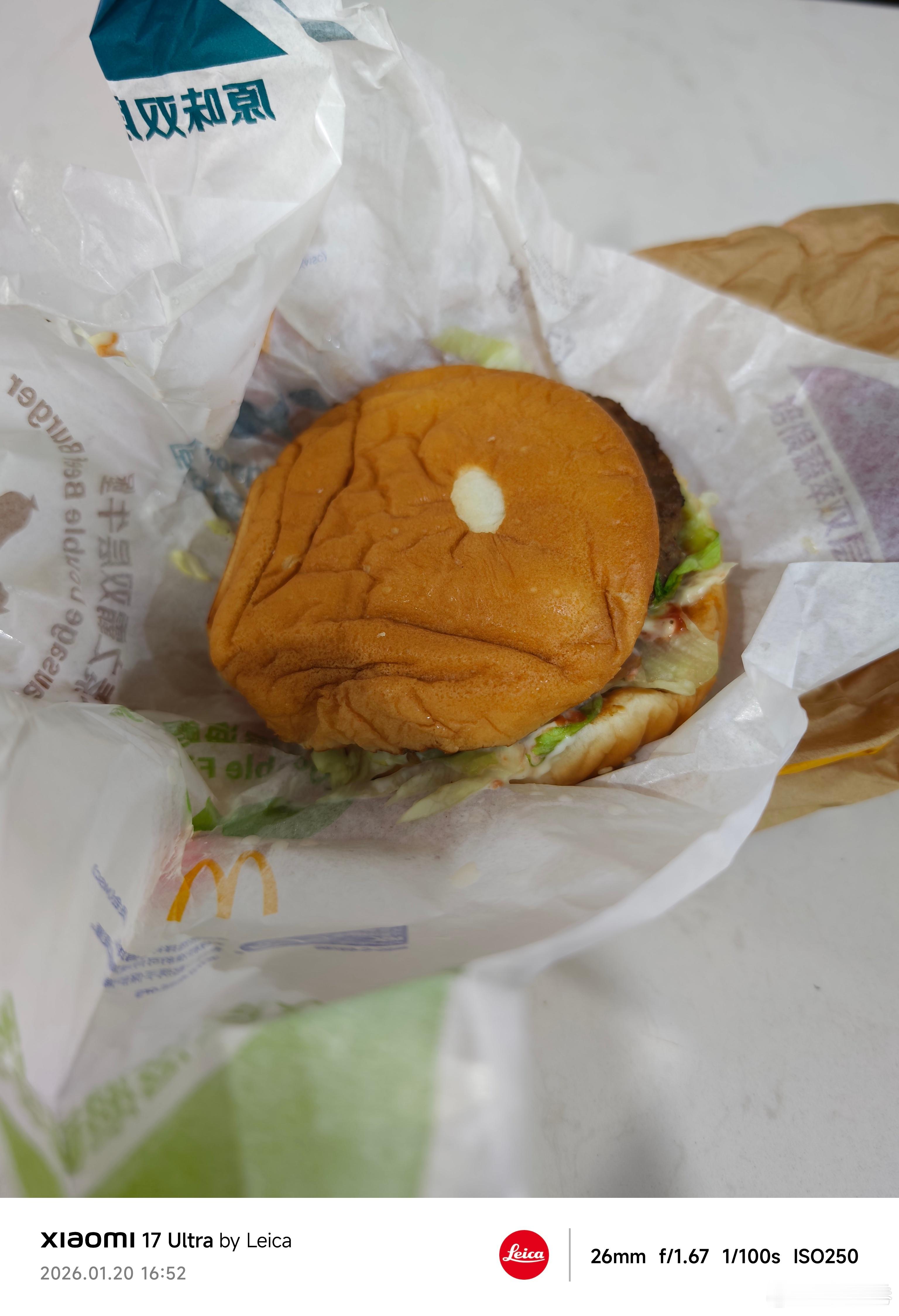 忙到现在才吃午餐，汉堡点回来了，才发现我们零食角落进货了汤面，没吃过，不知道味道