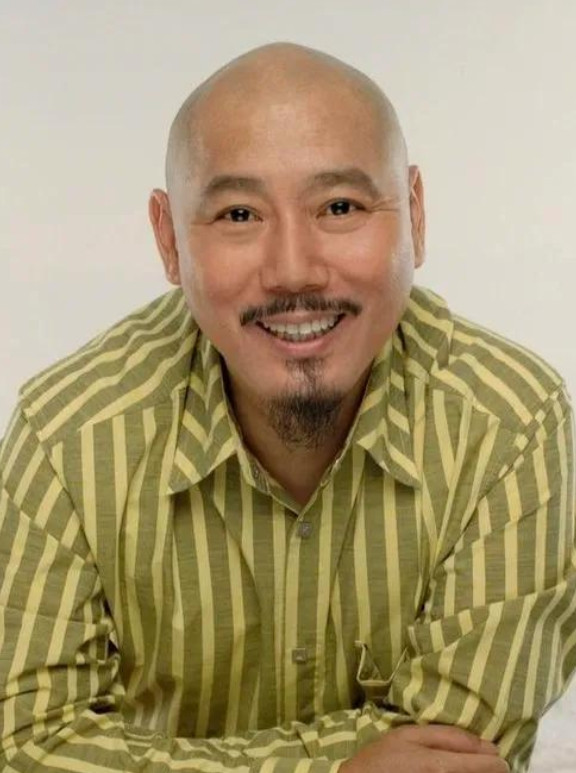 1993年，成为亿万富翁的李成儒，把糟糠妻和6岁儿子扫地出门，自己住豪宅，儿子住
