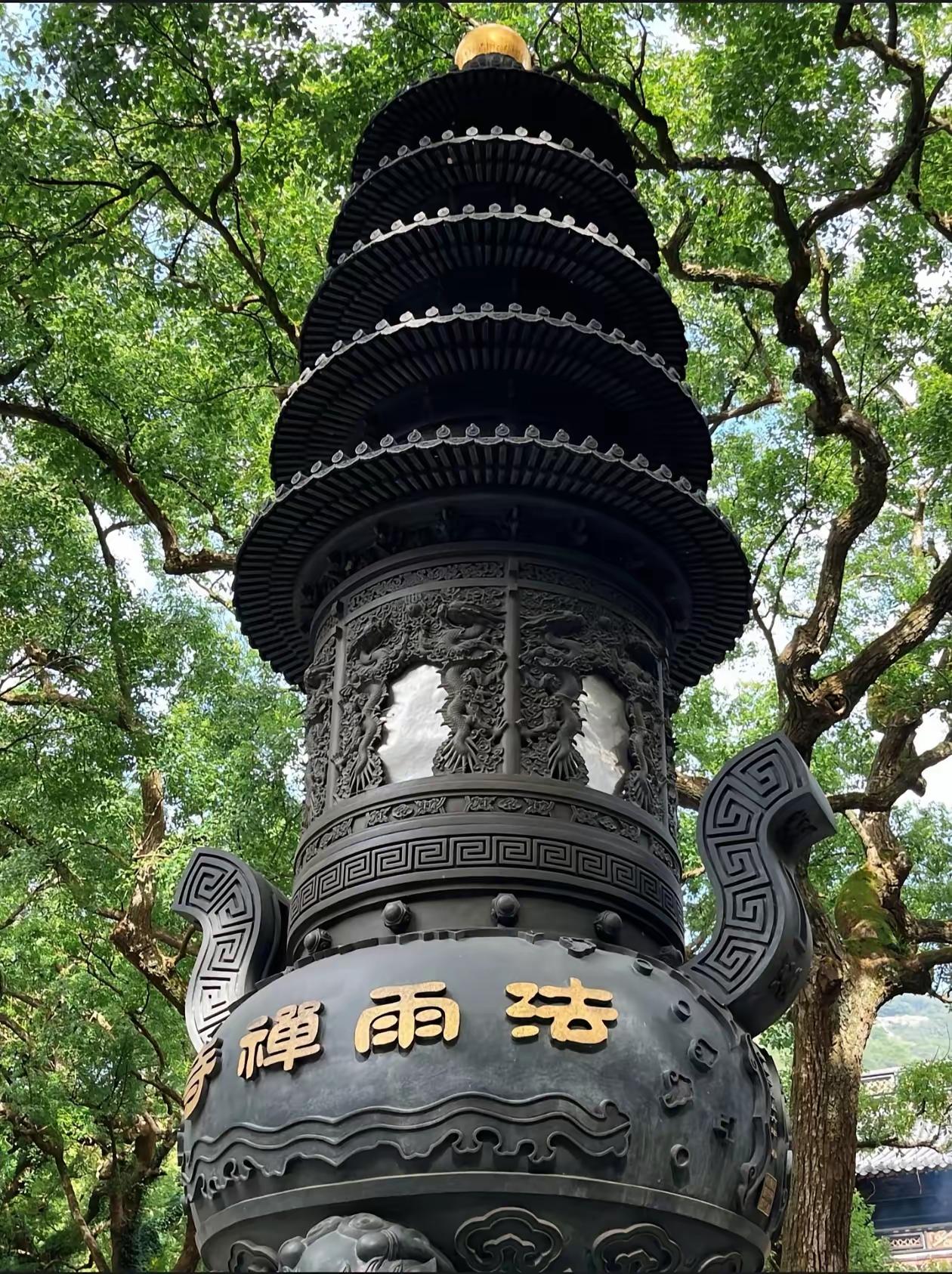 普陀山佛门之下，藏着一段不为人知的谍战往事，两个日本间谍在普陀山当了整整一年