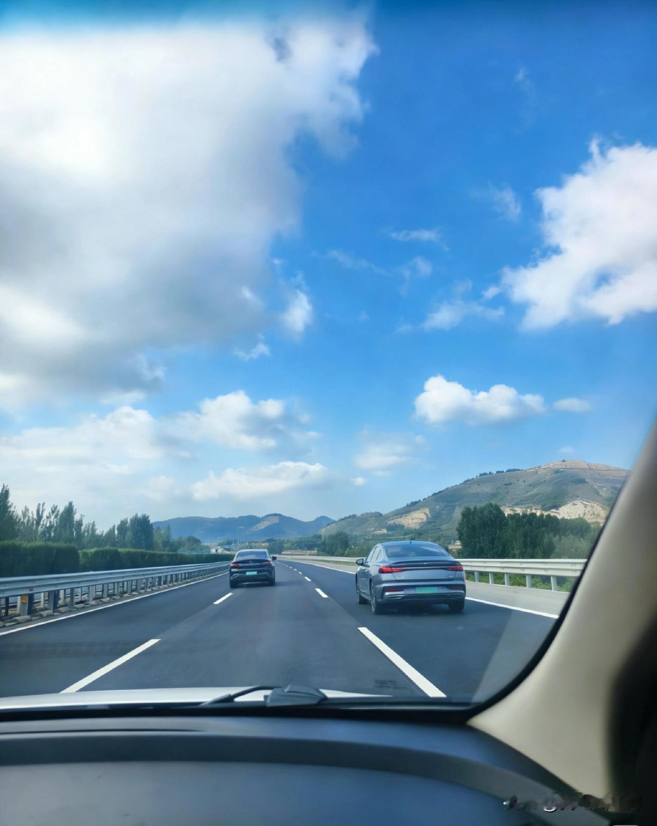 我发现，司机真的可以反应出大环境来上学的路上，打了一辆顺风车，司机年纪不大，戴