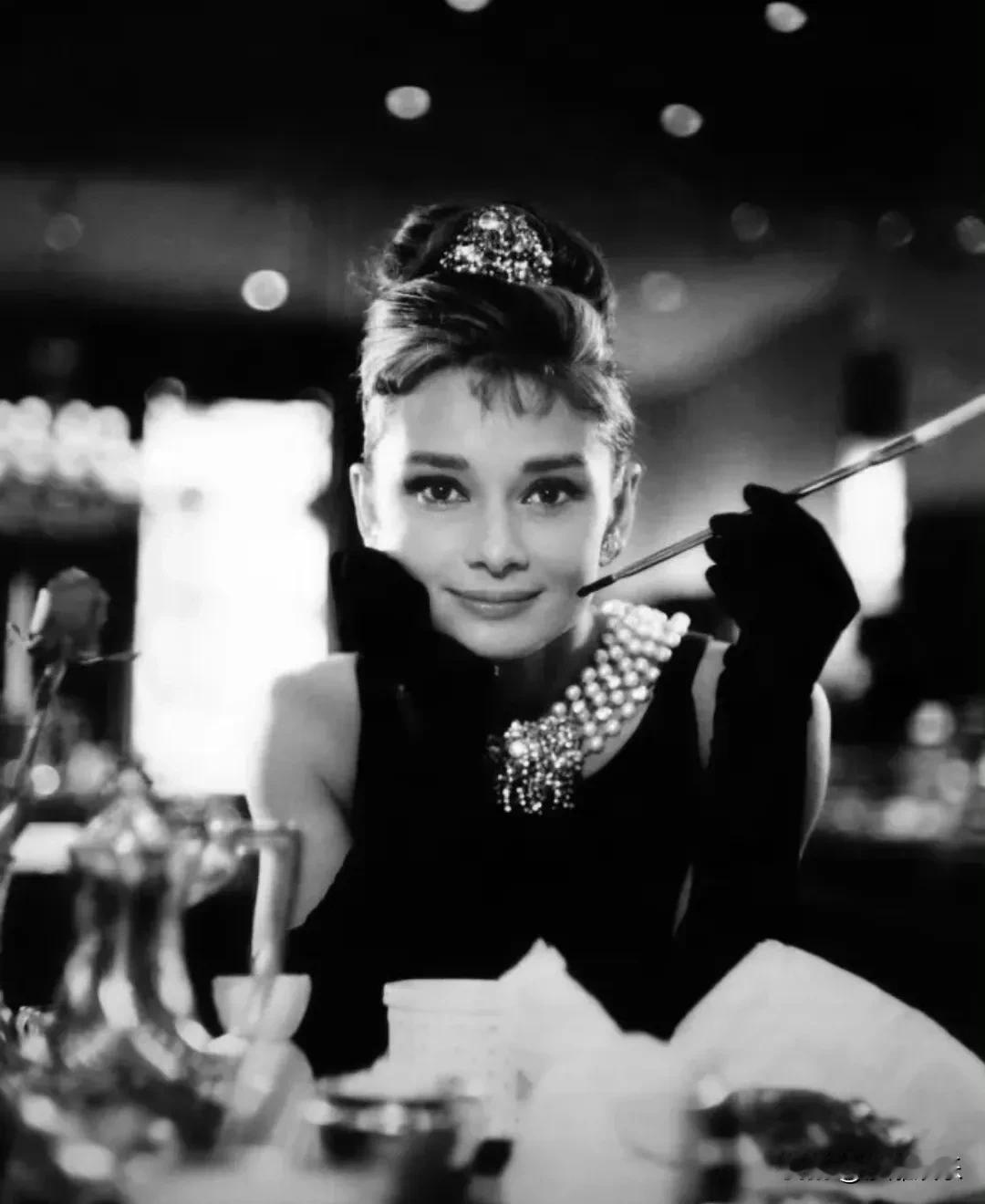 今天娱乐圈最惊喜的消息来了！2月24日重磅消息！莉莉·柯林斯真的要演奥黛丽·