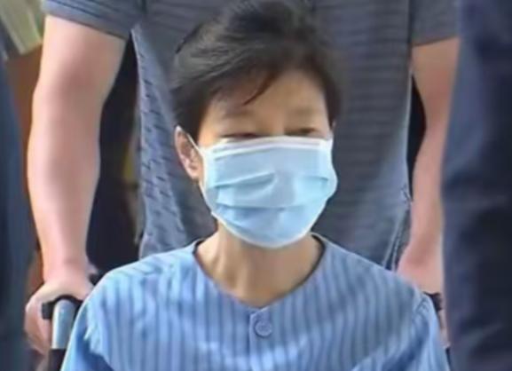 尹锡悦被判无期当天，朴槿惠别墅被封！两件大事凑一块发生，连吃瓜群众都看懵了。