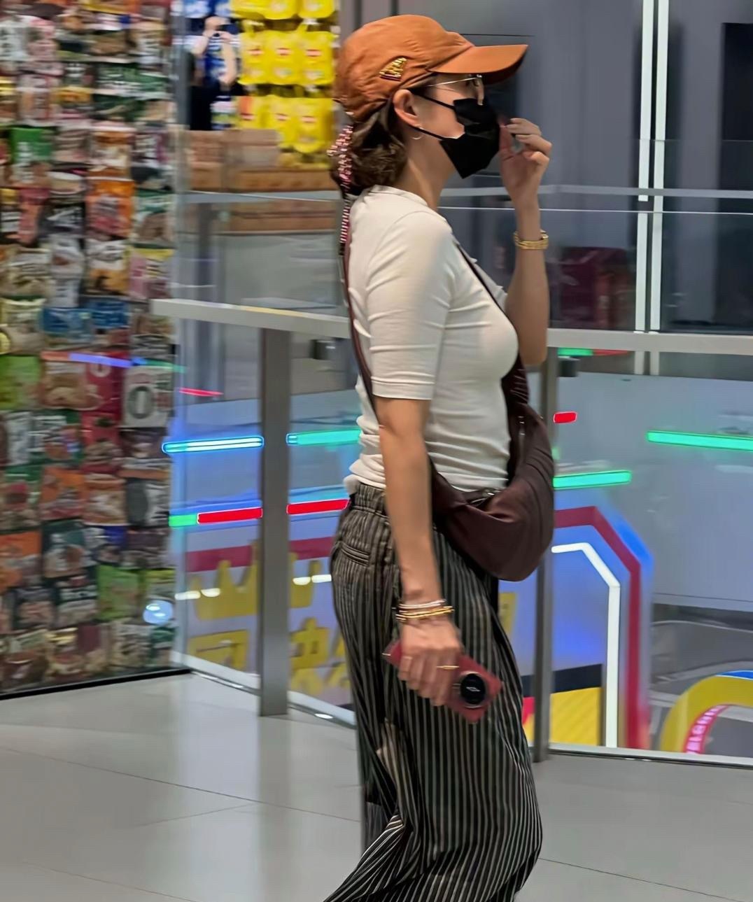 章子怡把薄纱外套一脱，真实的身材展露无遗