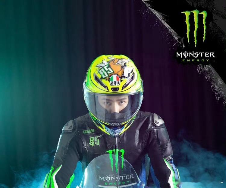 论王一博的反差上半身帅到爆炸下半身萌晕了啊啊啊啊小jiojio😋🤏🏻