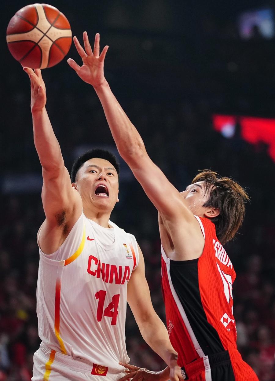 球员李弘权让步薪资与上海久事男篮达成两年C类续约合同，合同期满后还会以D类合同再
