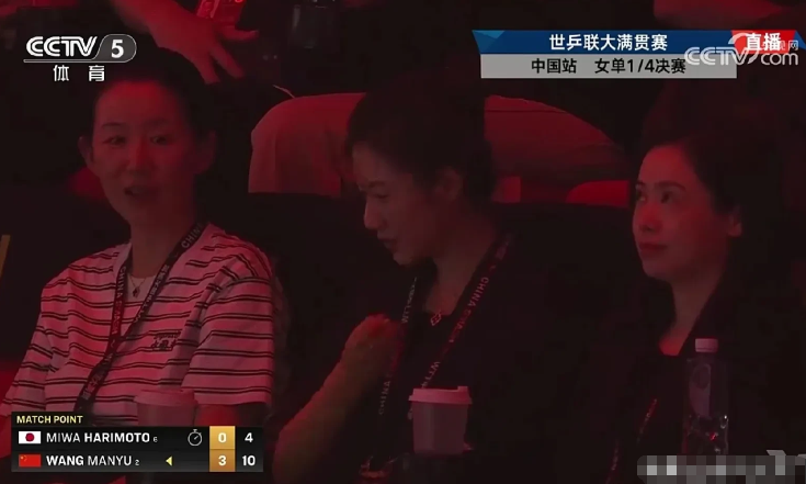王曼昱对阵张本美和，仔细看一下，看台上都有谁？自己的队友围坐一起，王艺迪，