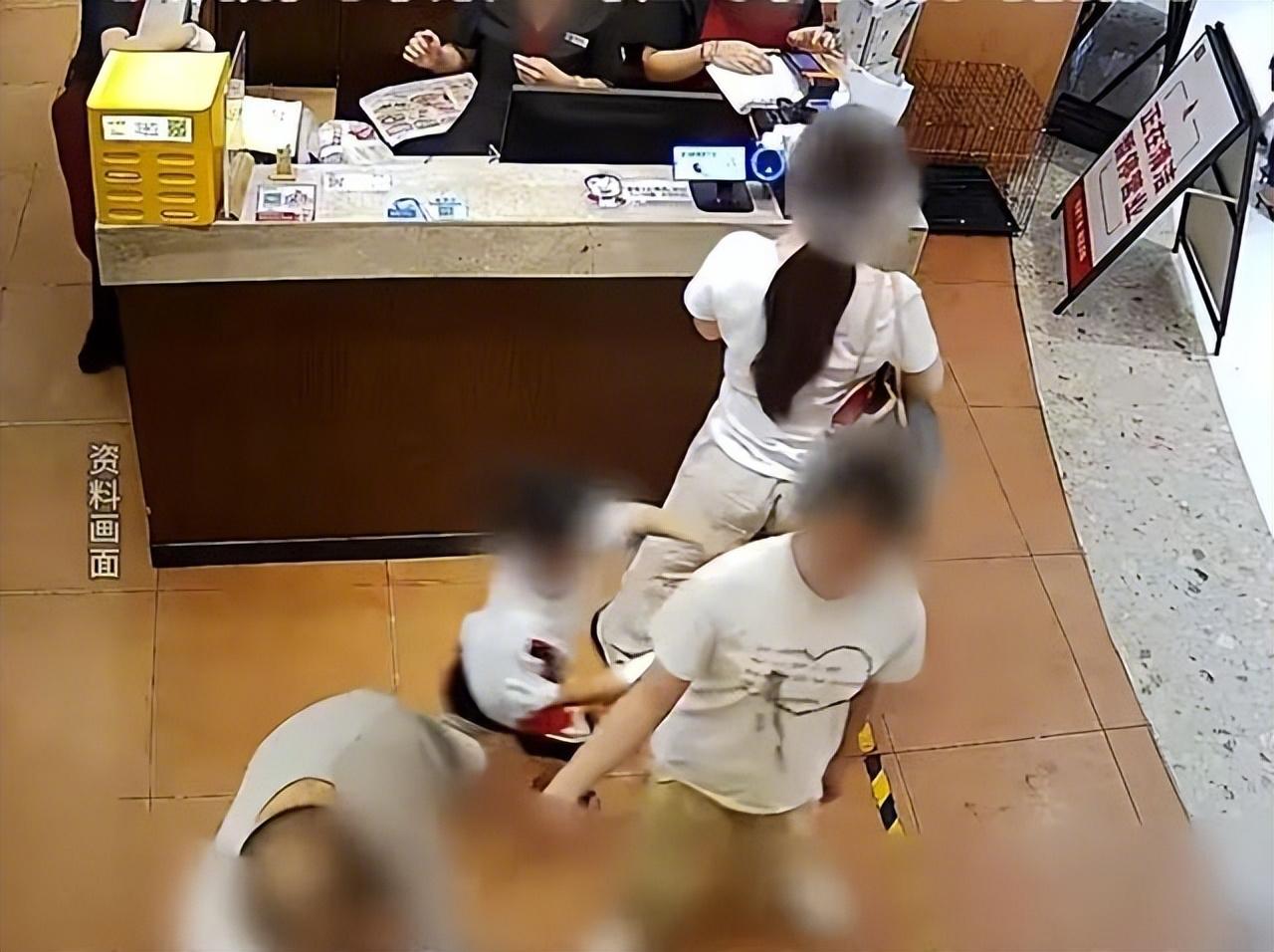 长沙餐厅这事最容易犯两个错：一是拿“性骚扰”去定性4岁孩子，二是把所有责任简单