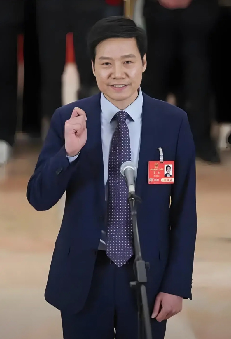 雷军和他的小米走到了关键的路口。现在网络上黑雷军和小米的博主大量出现，包括很多
