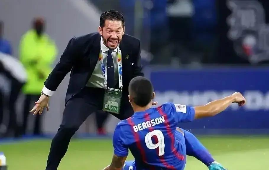 武汉三镇的钱到账了，但他们干了一件“傻事”：没抢名帅，反而签了个巴西青训教练。