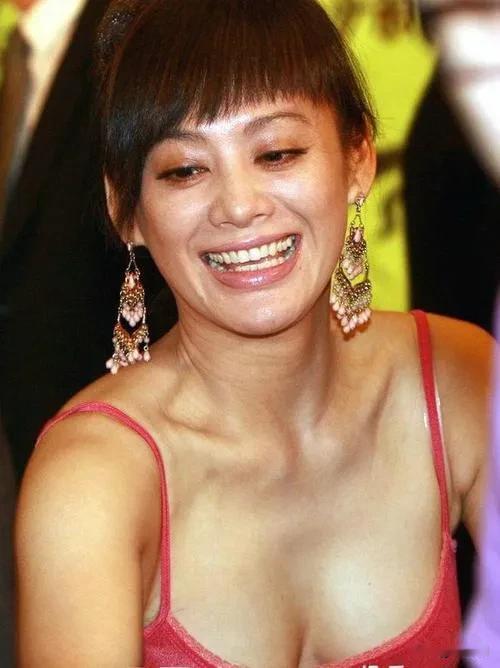 宁静早年长的“又黑又壮嘴又大大”，这与如今妆容精致身材曼妙浑身散发着迷人魅力的宁