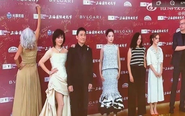辛芷蕾这是让C？不是被后面的导演给挪走了吗？梁朝伟是一点都不惯着啊，换别的脸皮薄