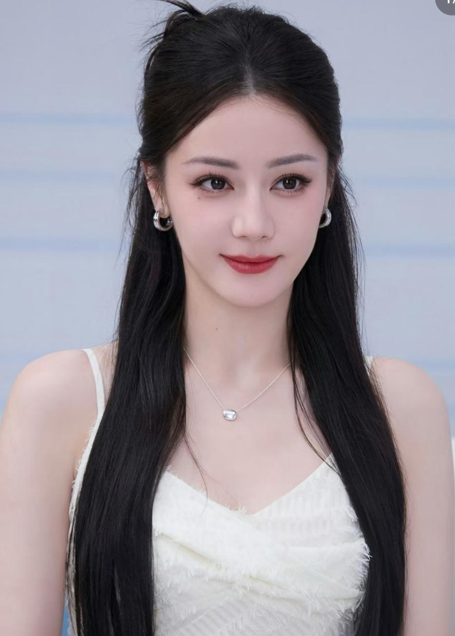 你敢信？迪丽热巴滞留迪拜48小时！没哭没闹没卖惨，一条微博炸出120万赞！