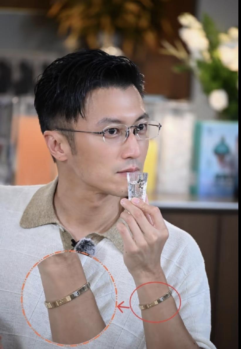 8月13日，谢霆锋知交酒直播戴了卡地亚的最新款情侣手镯，和王菲前几天出行时戴的一