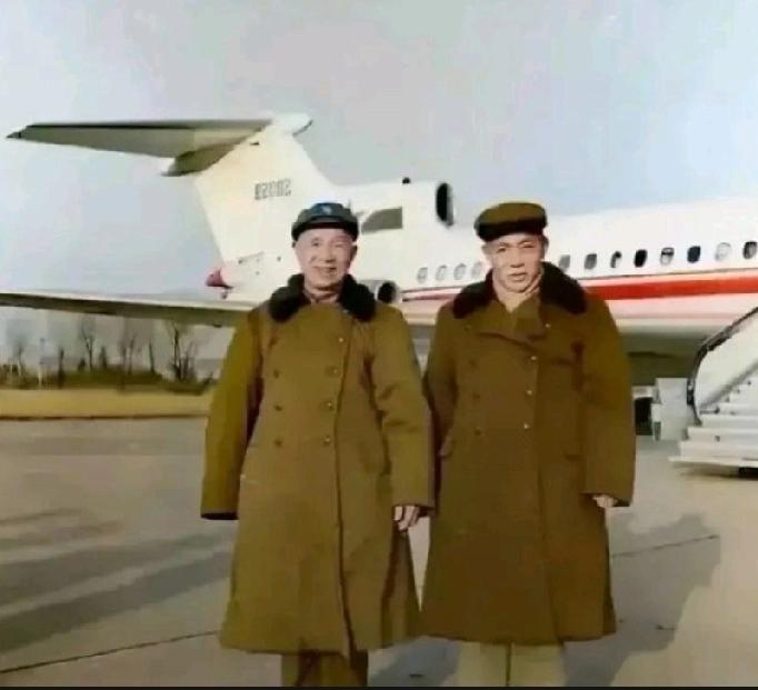 不懂就问。照片上的两个人我不认识，据说是一位将领和他部下的合影。