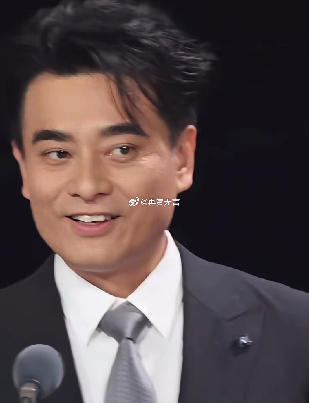 人老了骨相发生变化了。有点可惜。于和伟都比他年纪大，都没这种情况。和靳东是同时代