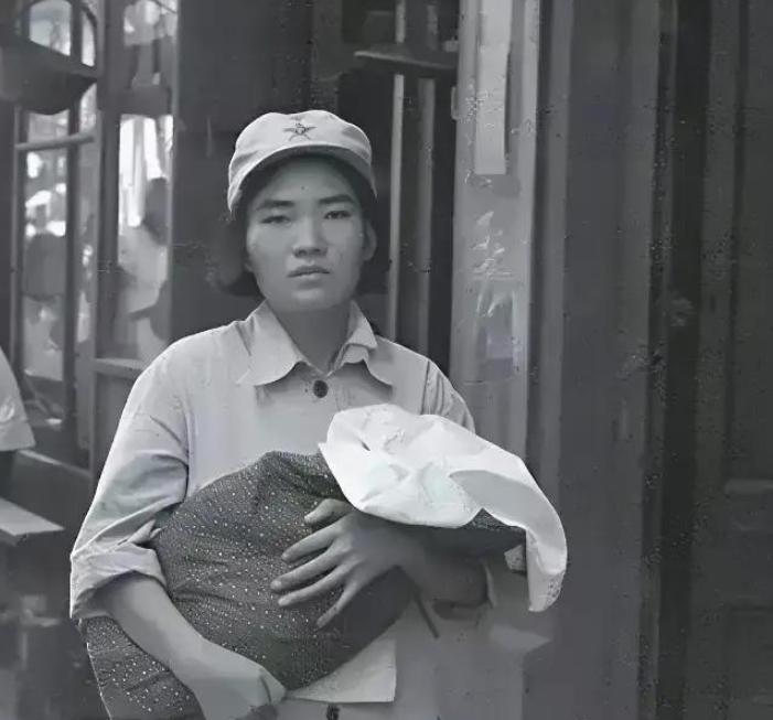 她真想一头撞死。被扔进西宁阴冷刺骨的大仓库里，每天都有不同的男人来糟蹋她。可是一