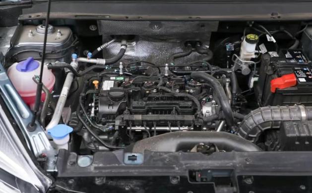 我同事老张，上周跑高速，突然听到车轮“咯噔咯噔”响。他没在意，想着下服务区再检查