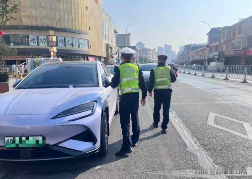 太贪婪了？北京，一男子看到邻居的朋友开了一辆车来他家，趁邻居和朋友说话时，私自上