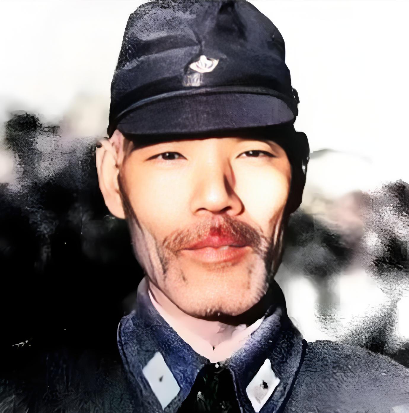 1944年，日军“食人恶魔”近藤新八在中国战场拍摄的照片，镜头前的他，露出邪恶的