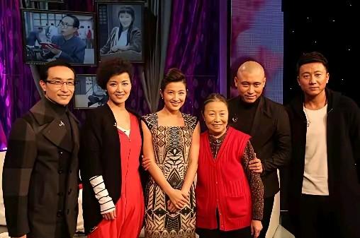 这几位演员合影，左一是小品演员巩汉林，其他没看出来是谁？