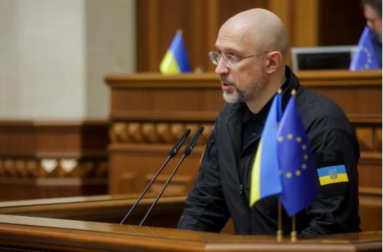 泽连斯基这次真是惹了“大祸”！ 零下15度的寒风掠过基辅街头，曾经繁华的主干