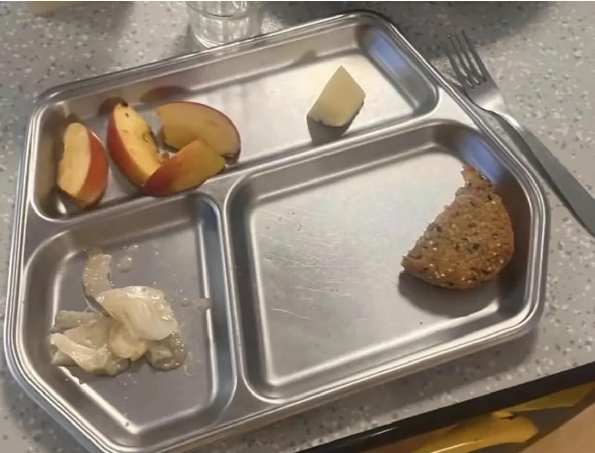 法国小学生午餐被吐槽囚犯吃的还差米其林大厨看到孙女7欧的午餐后十分愤怒，认为给