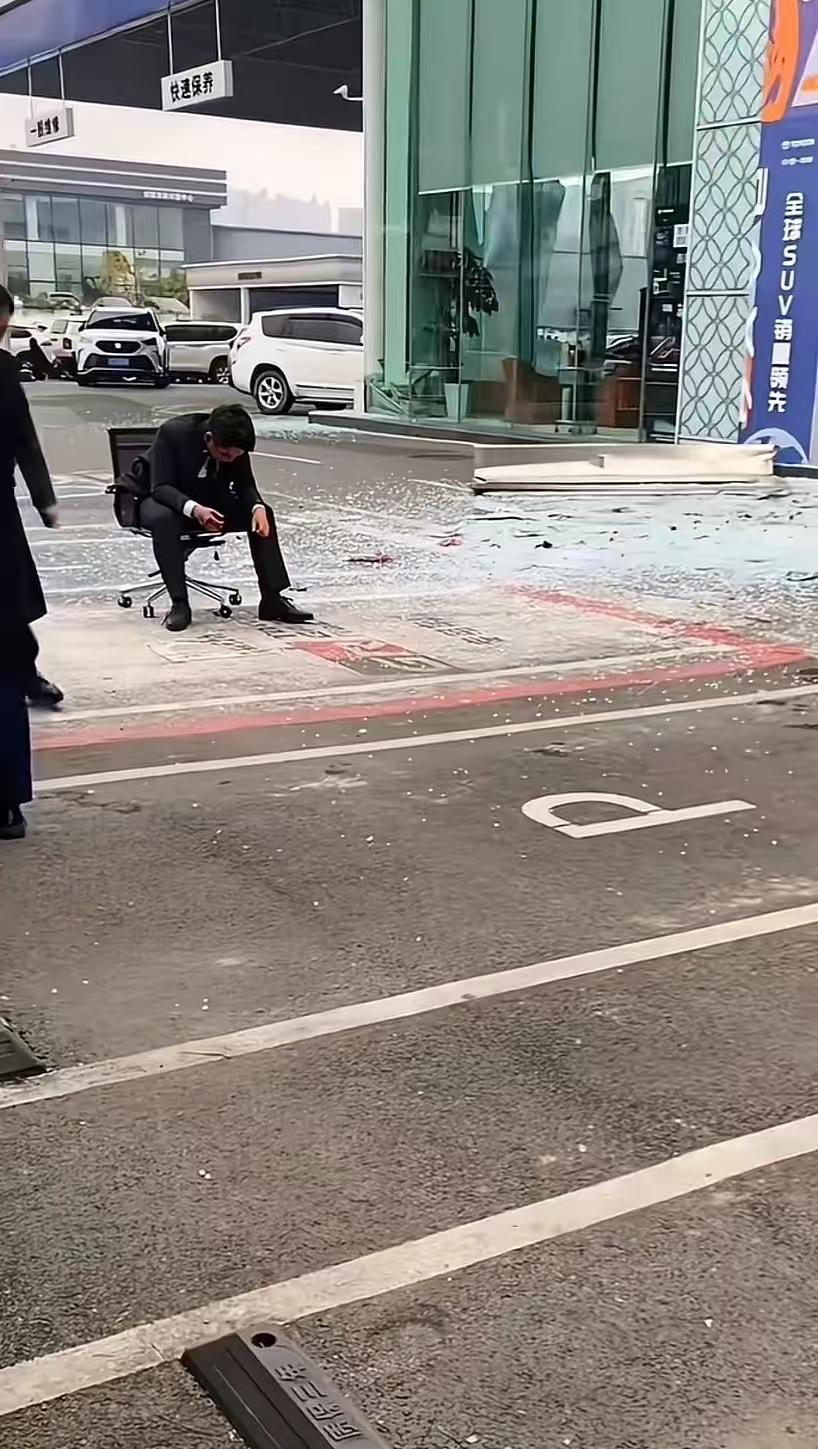 普通人进丰田4S店为何容易吃亏？新能源冲击下套路更狠吗不少人吐槽丰田在国内的槽