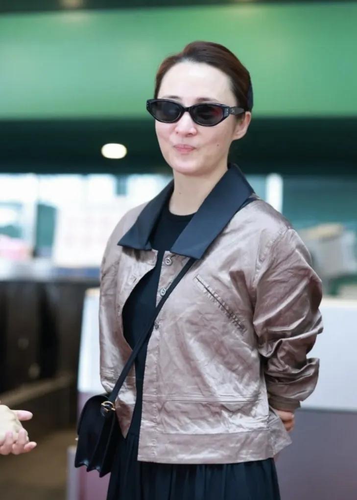 抄作业！蒋勤勤中年穿搭公式✅上：短款金属光泽夹克，提气场又显比例下：黑色垂感