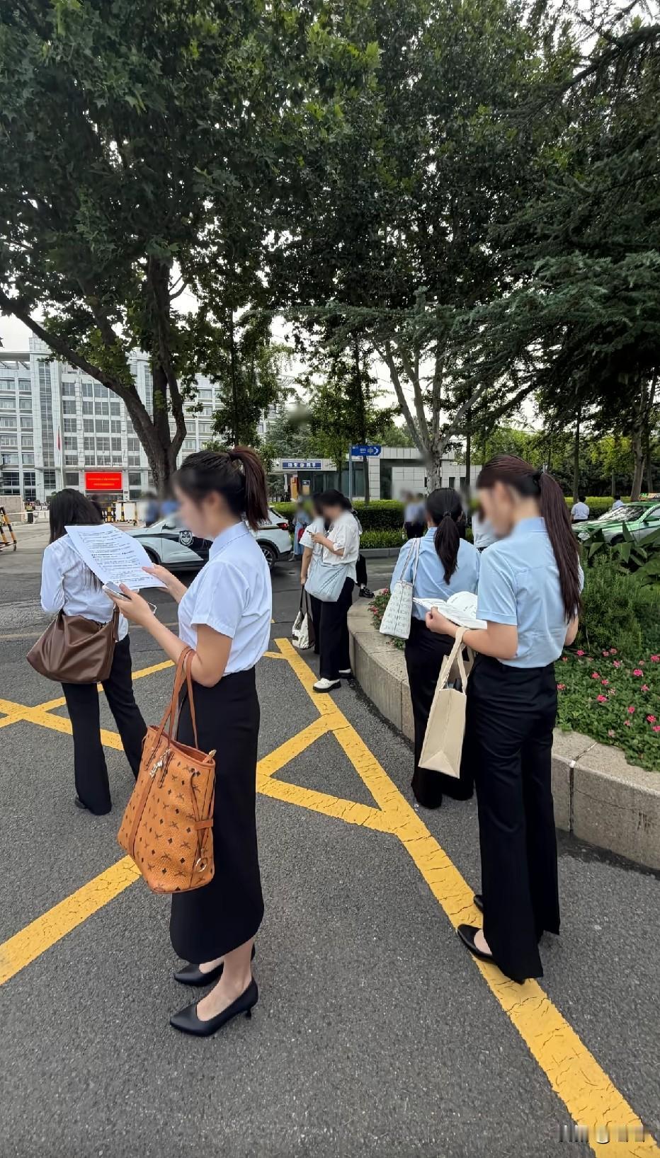 考公的过程就在不断的筛选人，你能坚持下来就已经打败了一半的对手，接下来就是稳住你