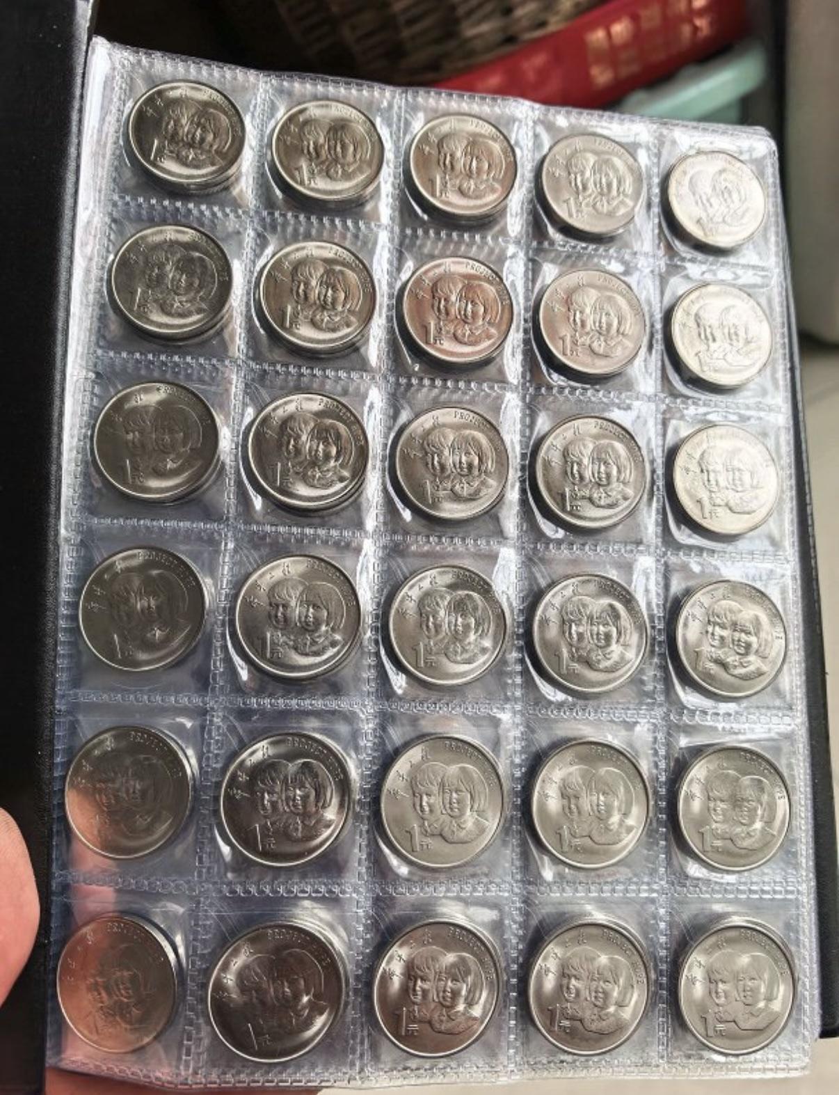 攒了三十多年的纪念币，一枚却只值几块钱，心里难免有些失落吧？费了不少心思去收集