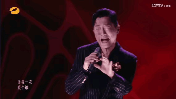 庾澄庆被淘汰了他努力做好表情管理，笑得比哭还难看，他改编的《让我一次爱个够》是他
