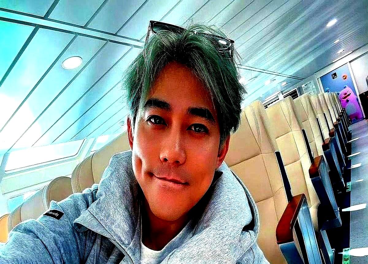 一旦平台补贴收紧或者大家还把他当那个搞笑的综艺咖，他自己已经悄悄地把“裂