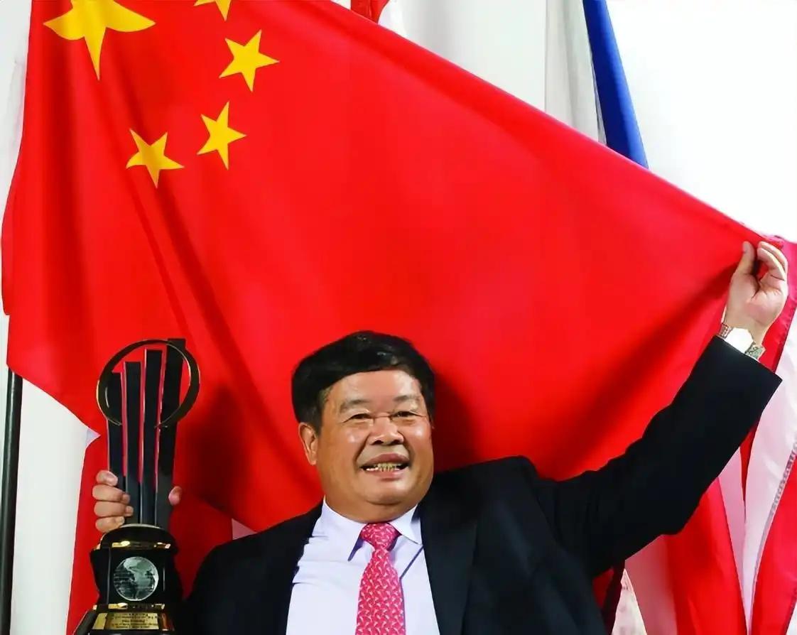 曹德旺保守吗？说他保守大错特错。78岁的他又火了，股东大会上一句