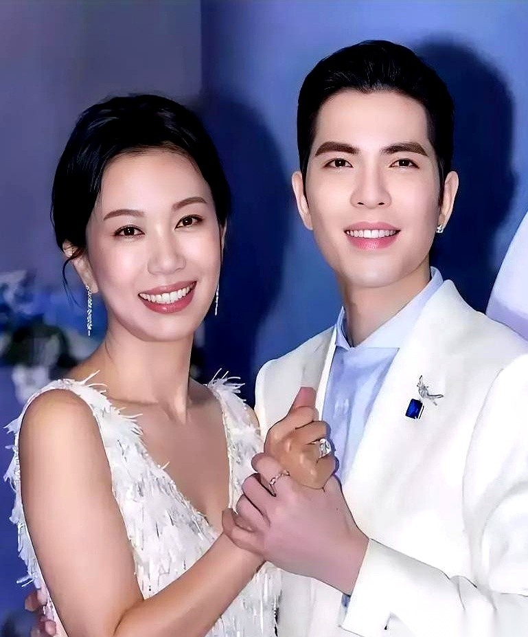39岁的萧敬腾干脆利索地决定不要孩子了。他的妻子林有慧今年53岁，两人隔着14岁的年龄差。鲁豫在采访