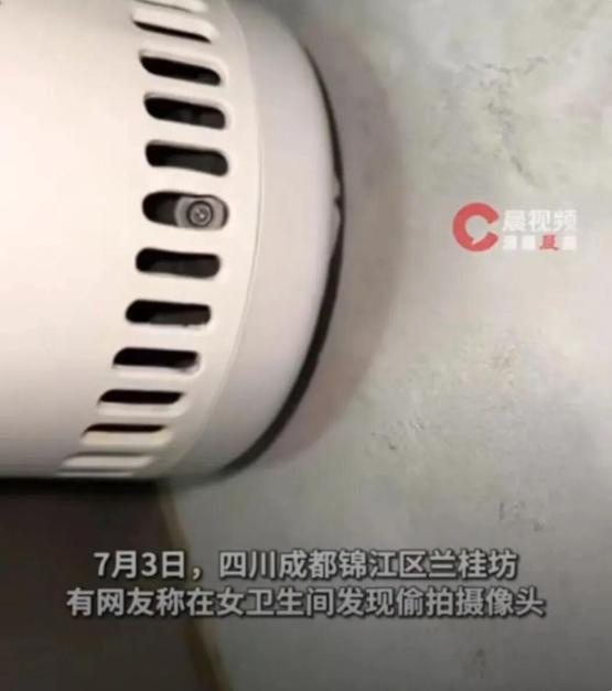 “男的坏，女的蠢！”四川成都，一名男子对偷窥女性隐私上了瘾，竟花言巧语说服一个2