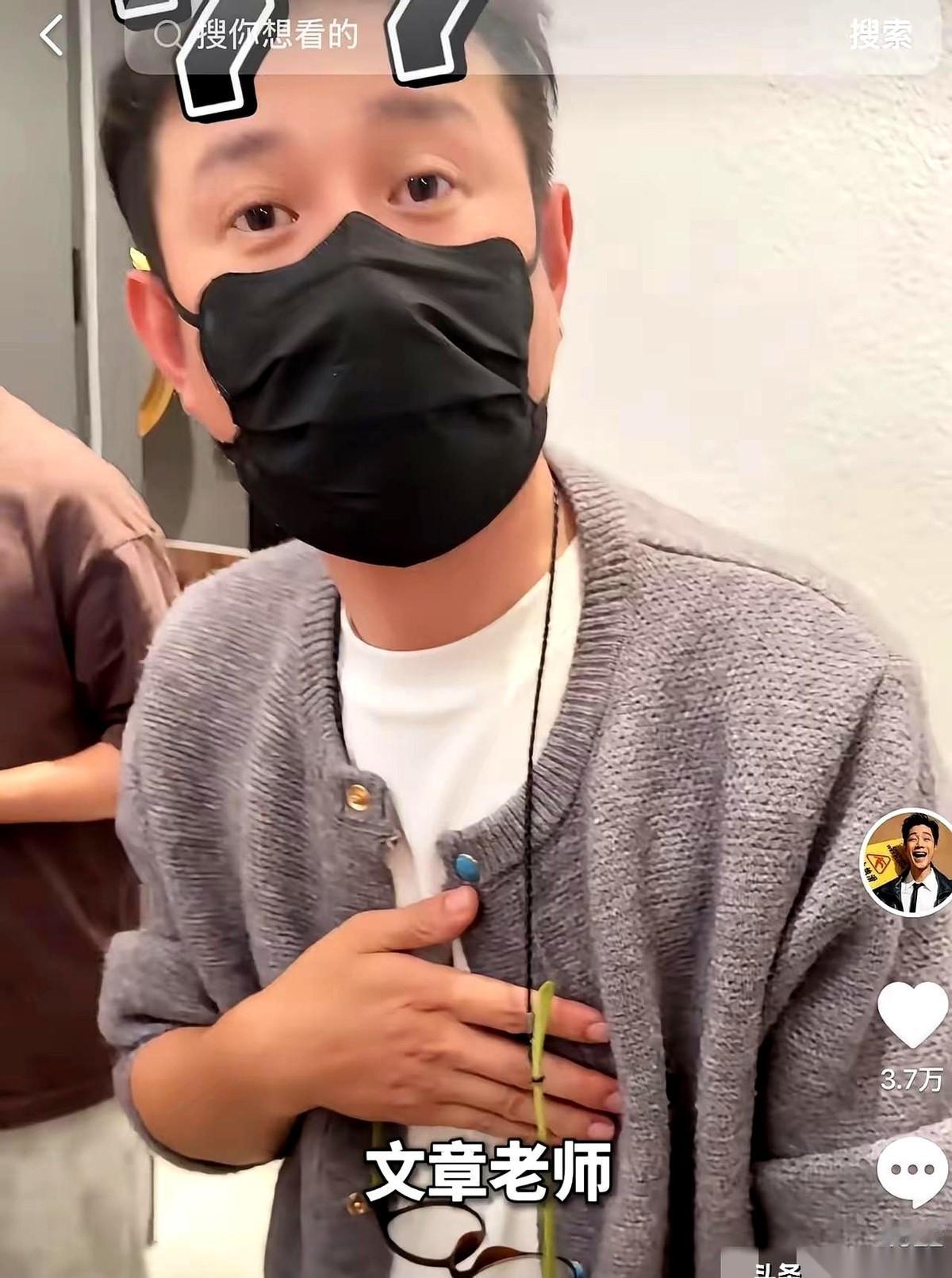 文章在上海开了家面馆，这事不稀奇。稀奇的是，你一脚踏进去，听见的，看见的，全是