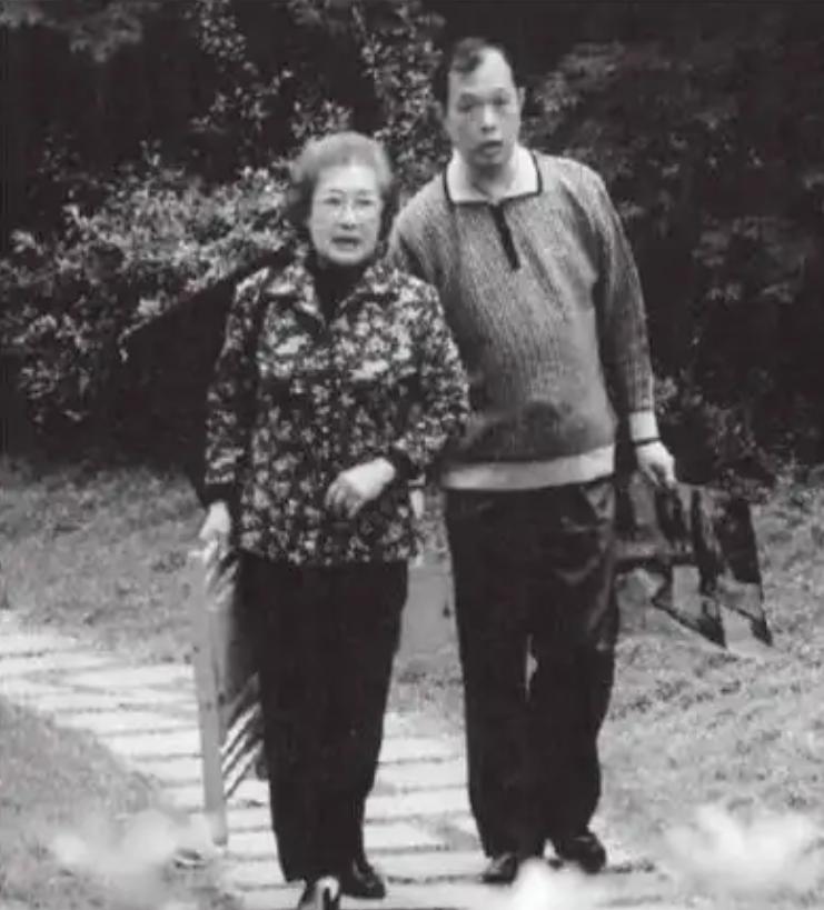 1967年，陈天国在杭州灵隐寺的一棵大树上自缢身亡，在临终前，他特意去见了前妻秦