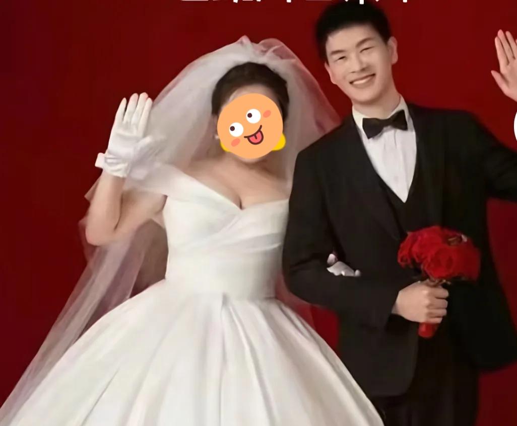 这是跳河新郎的父亲曾发过的朋友圈，那天是2023年10月26日。彼时，是他儿子儿