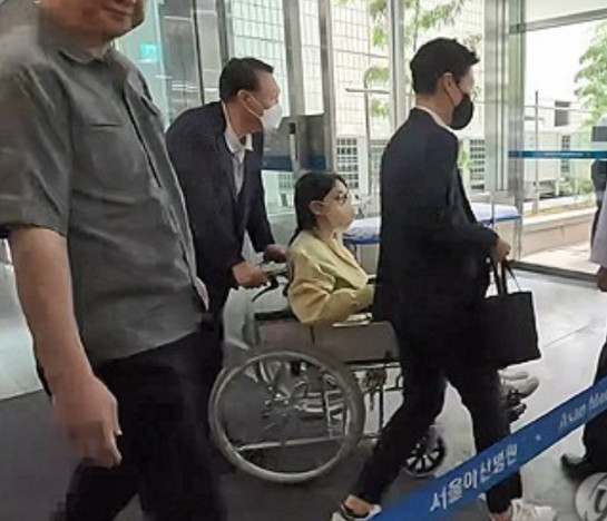 震惊！韩国前第一夫人金建希轮椅亮相，健康崩塌画面曝光！尹锡悦推妻出院引全民追问